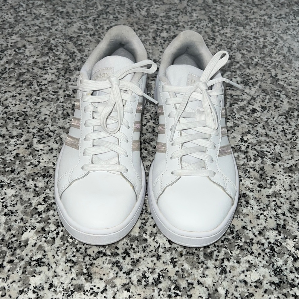 Adidas Grand Court Cloudfoam Sneaker White/Alumina (iridescent stripes) Size 8.